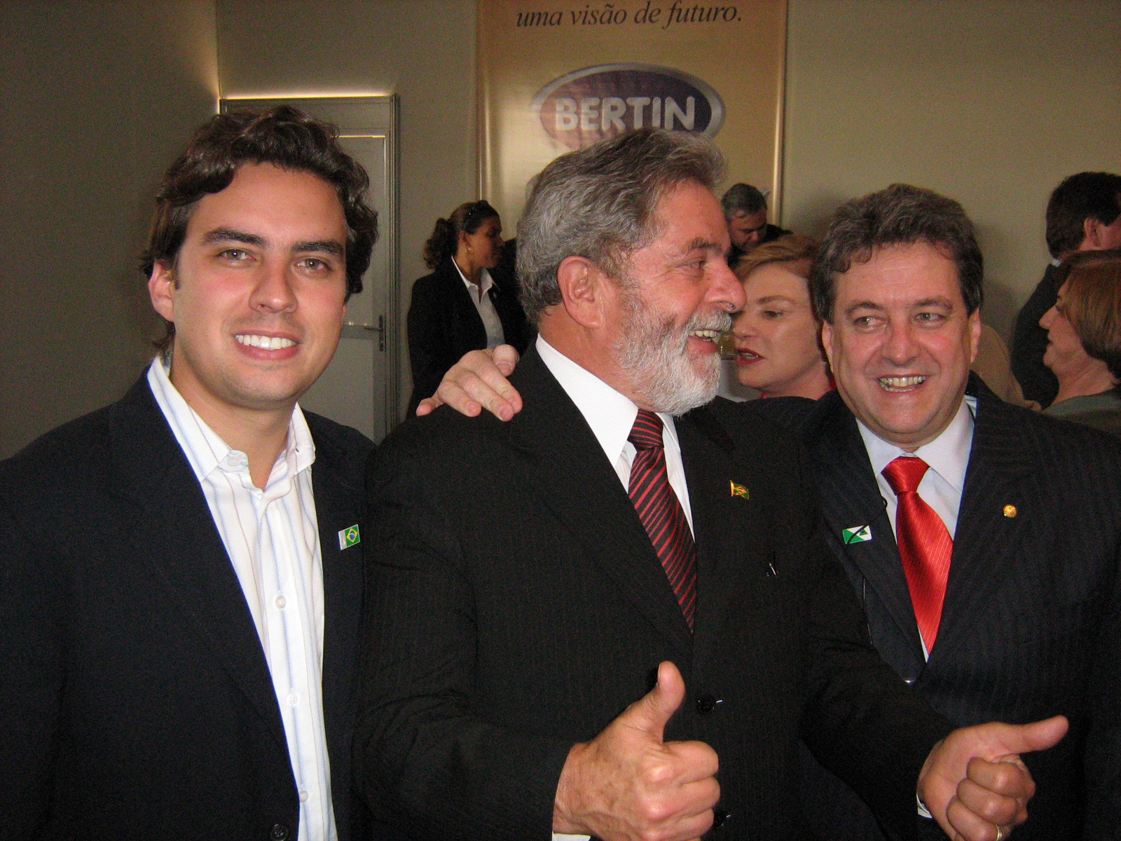 Vincius Camarinha, presidente Lula e Abelardo Camarinha<a style='float:right;color:#ccc' href='https://www3.al.sp.gov.br/repositorio/noticia/03-2008/CAMARINHA BIODIESEL BERTIN.jpg' target=_blank><i class='bi bi-zoom-in'></i> Clique para ver a imagem </a>